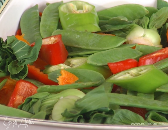 Туда же положить капусту пак-чой и сладкий горошек.