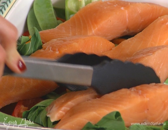 Предварительно разморозить филе семги. Выложить рыбу на овощи.