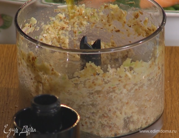 В чашу для взбивания добавить миндаль, сухари, имбирь, цедру и сок лайма, 1 ст. л. оливкового масла, чеснок и лук-шалот. Все измельчить. Добавить 1 ст. л. оливкового масла, перемешать.