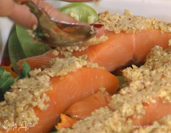 Готовую смесь выложить на рыбное филе, плотно утрамбовать.