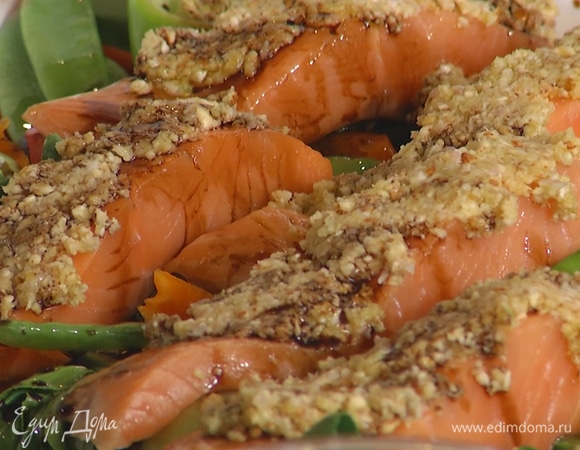 Полить блюдо маслом и бальзамическим уксусом, посолить и поперчить. На дно формы добавить белое вино.