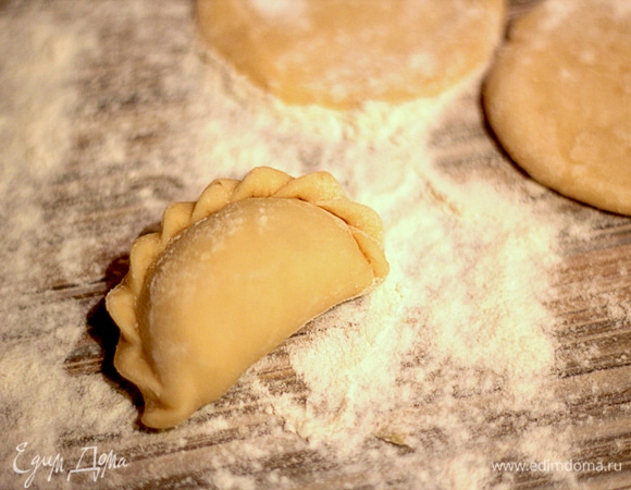 В глубокую миску просеять половину муки. Добавить соль и растительное масло, хорошо перемешать. Влить крутой кипяток и замешать тесто: сначала ложкой, а потом руками. Постепенно добавлять оставшуюся муку, тесто должно получиться мягкое, гладкое, не должно липнуть к рукам. Может потребоваться чуть больше муки, она всех разная. Завернуть в пищевую пленку и оставить отдыхать на 30–40 минут.