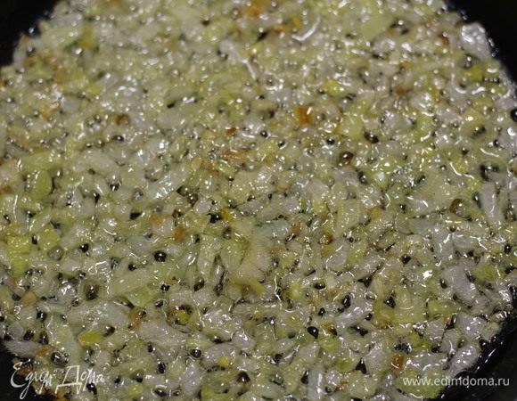 Для начинки отварить картофель, лук обжарить на ложке растительного масла до золотистого цвета, смешать с толченой картошкой.