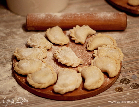 Лепим вареники, кладем в каждый сюрприз. Отвариваем в подсоленной воде и пусть вам повезет!