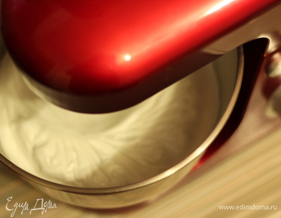 Белки отделить от желтков и поместить в чистую сухую дежу миксера. На максимальной скорости взбить белки в пену. Не переставая взбивать, всыпать сахар. Взбивать 7–10 минут до полного растворения сахара.