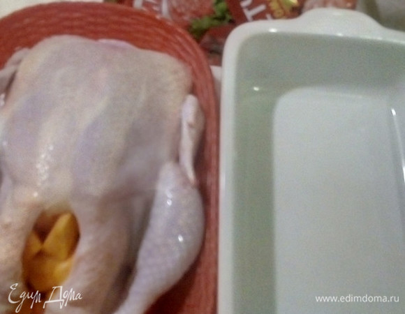 В форму для запекания наливаем ложку растительного масла и равномерно смазываем. Остальной жир даст сама курица, так что он нам нужен только для старта. Тем временем набиваем внутрь курицы остывшую бланшированную тыкву. Перекладываем птицу в форму.