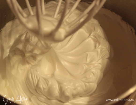 Просеять во взбитую белковую массу сахарную пудру и крахмал, добавить лимонный сок и перемешать лопаткой.