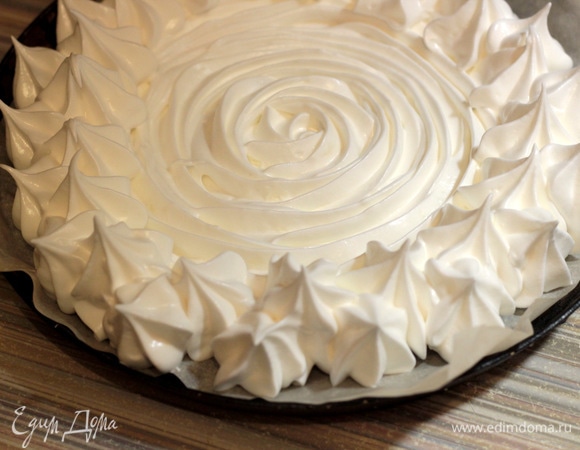 Поместить массу в кондитерский мешок с насадкой и выдавить на пергамент массу сначала кругом, а потом делая бортики из маленьких конусов.