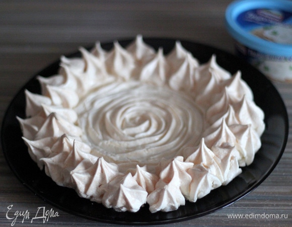 Выпекать в заранее разогретой до 90°C духовке 1,5–2 часа. У меня духовка газовая, поэтому безе всегда получается кремовое.