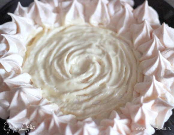 А теперь секрет. Если вы используете замороженные ягоды, чтобы основа не размокла, когда ягоды начнут оттаивать, смажьте ее растопленным белым шоколадом. Он образует пленку между ягодами и основой и не даст влаге проникнуть.