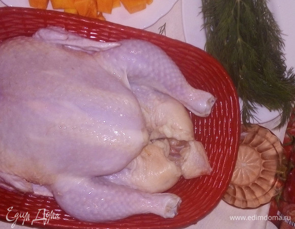 Хорошо промытую и просушенную курицу посолить внутри, снаружи втирая соль.