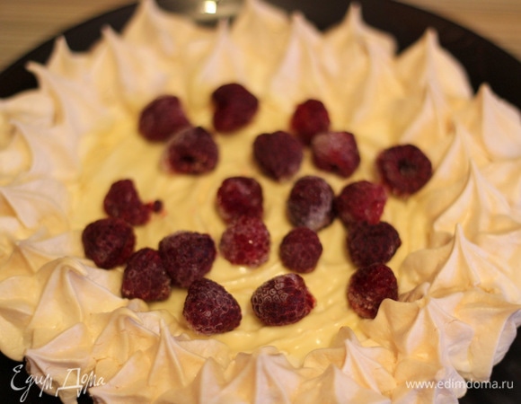 Выкладываем ягоды малины сверху шоколада