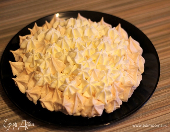 Заполняем сверху кремом. Украшаем любыми ягодами.