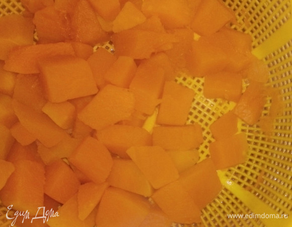 Откидываем на дуршлаг, даем тыкве остыть, а воде стечь.