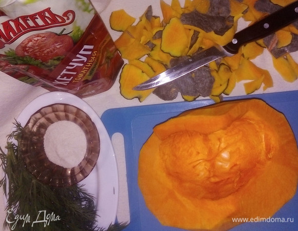 Очистите небольшой кусочек тыквы (500 г). Его я очистила острым ножом за 2 минуты, половину от этого кусочка я отрежу и уберу для десерта.