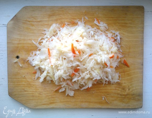 Квашеную капусту (у меня домашняя, с морковью) отжать от рассола. Нарезать мельче, если слишком крупная.