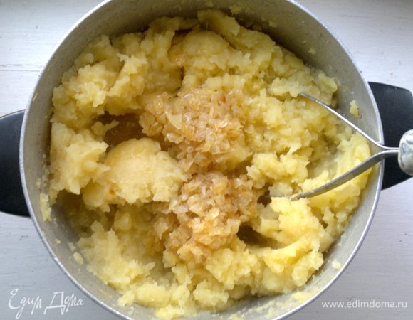 Вареный картофель размять в пюре. Добавить обжаренный лук, тщательно перемешать.