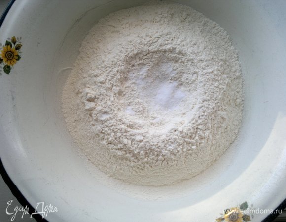 Для теста соединить просеянную муку, соду, соль, сахар, перемешать.