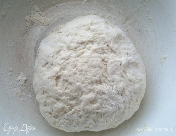 Замесить тесто. Собрать его в шар, накрыть пищевой пленкой и дать постоять полчаса при комнатной температуре.