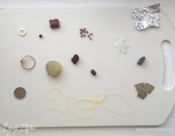 Приготовить сюрпризы для вареников: гречку, рис, перец, семечки, фасоль, горох и так далее. Каждый сюрприз я заворачиваю в маленький кусочек фольги.