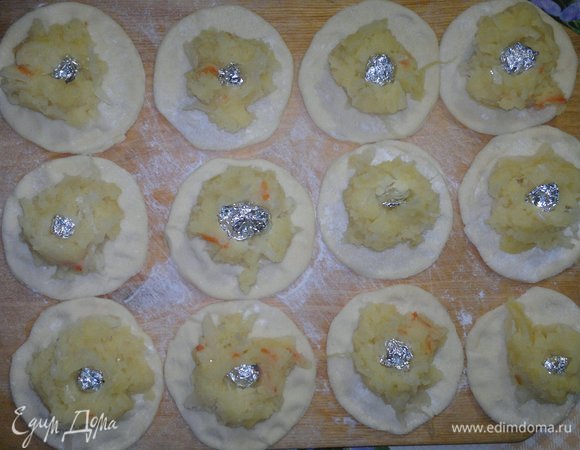 Кружки теста немного расплющить пальцами по краям, чтобы в местах склеивания вареников тесто не было слишком толстым. На кружки теста выложить немного начинки и не забыть про сюрпризы.