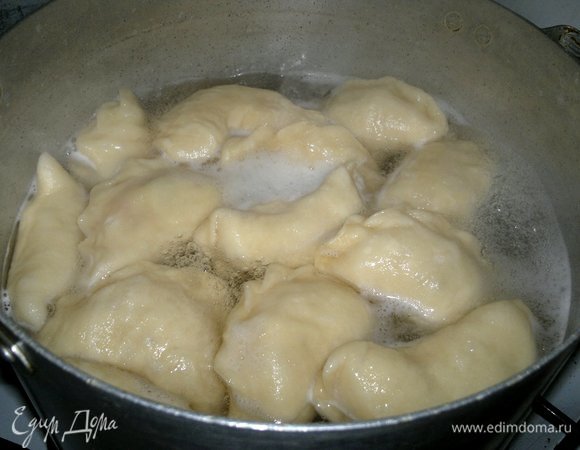 Вскипятить в большой кастрюле воду, посолить немного. Порциями выкладывать вареники. Варить 3–4 минуты после того, как они всплывут.