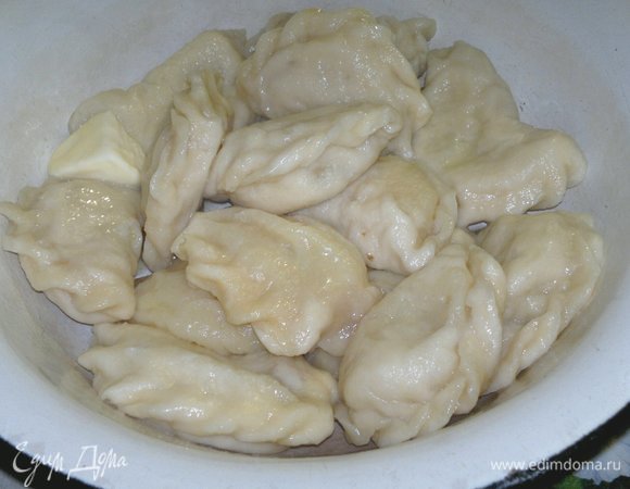 Выкладывать вареники в миску, поливая растопленным сливочным маслом.