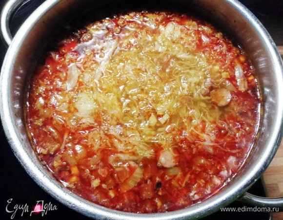 Добавить к супу капусту, довести до кипения, добавить сметану (я сметану подавала к супу, тут на любителя), хорошо перемешать.