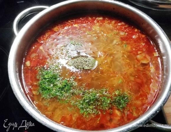 Посолить и поперчить по вкусу, добавить лавровый лист и, если необходимо, щепотку сахара. Как только суп снова закипит, снять его с огня. Подавать с измельченным укропом.