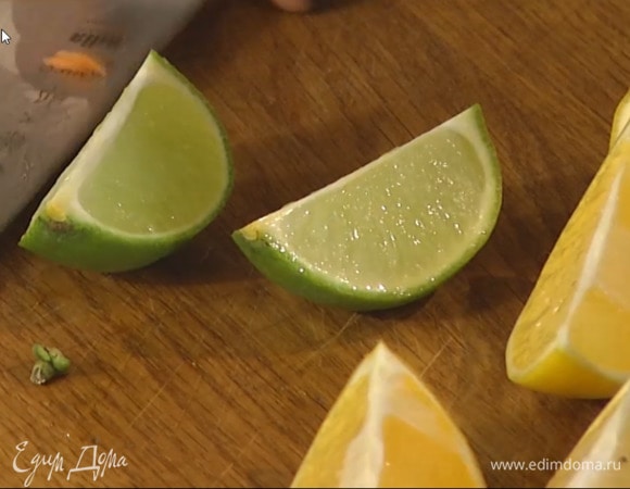 Лимон и лайм разрезать на четвертинки.