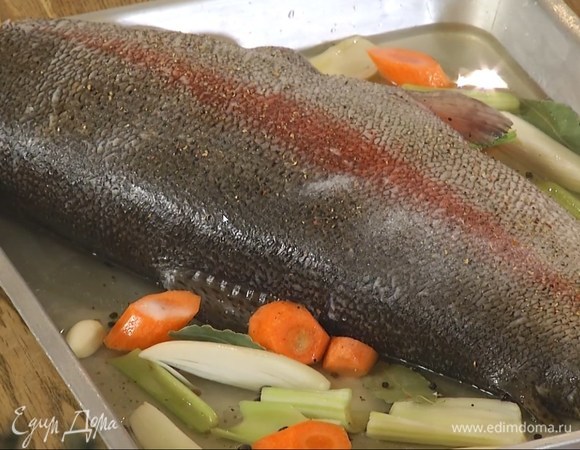 Семгу, все подготовленные овощи и лавровые листья выложить в глубокий противень, посыпать гвоздикой, горошинами перца и можжевельником, в брюшко рыбы вложить лайм, лимон и петрушку, все посолить и поперчить.<br />
 