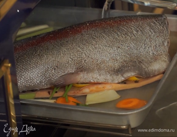 Полить овощи яблочным уксусом, в противень влить вино и горячую воду, так чтобы рыба была покрыта наполовину, и запекать в разогретой духовке до готовности.<br />
 