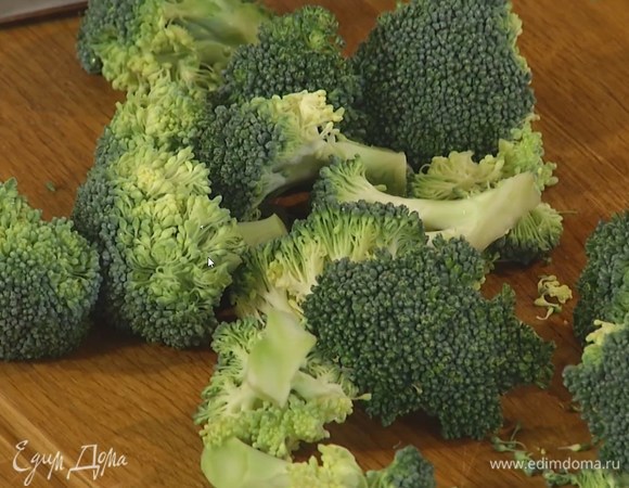 Брокколи разобрать на соцветия.