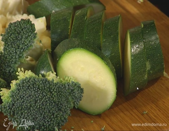 Цукини нарезать крупными кружками.