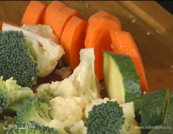 Морковь почистить и порезать кружками.