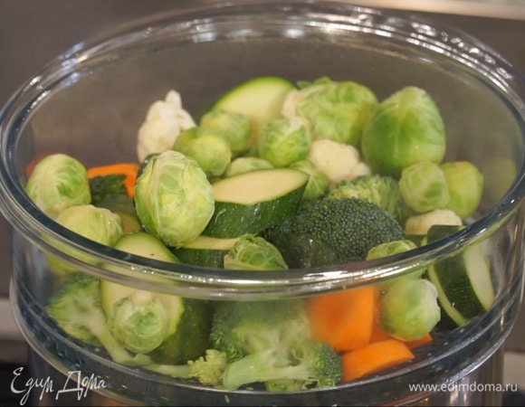 Подготовленные овощи, цветную и брюссельскую капусту отварить в пароварке.