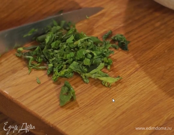 Тархун и мяту мелко порубить.