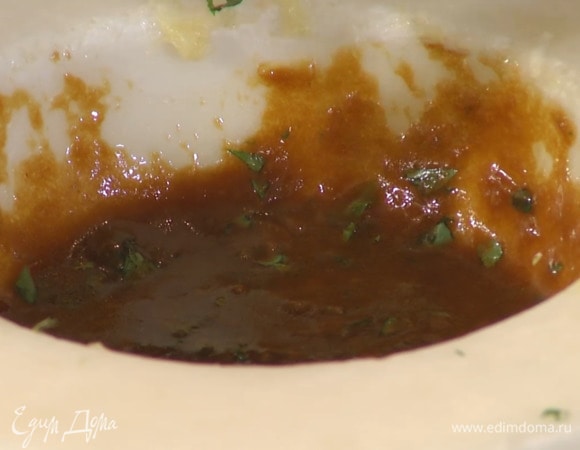 Приготовить соус: чеснок почистить и растереть в ступке вместе с солью, добавить натертый имбирь, чили, мисо-пасту, сок и цедру лайма, влить сироп агавы, оливковое масло и соевый соус, всыпать измельченную зелень и все перемешать.