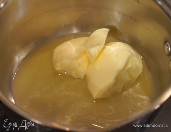 Растопить на медленном огне 60 г сливочного масла, затем слегка его остудить.