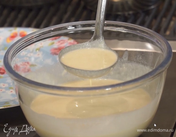 Приготовить тесто: муку соединить с солью, ввести яйца и, непрерывно перемешивая венчиком, тонкой струйкой влить молоко, затем добавить растопленное масло, все еще немного перемешать и дать тесту отдохнуть.