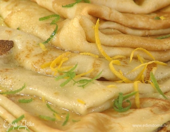 С оставшегося лимона и лайма тонкой стружкой срезать цедру и украсить блины.