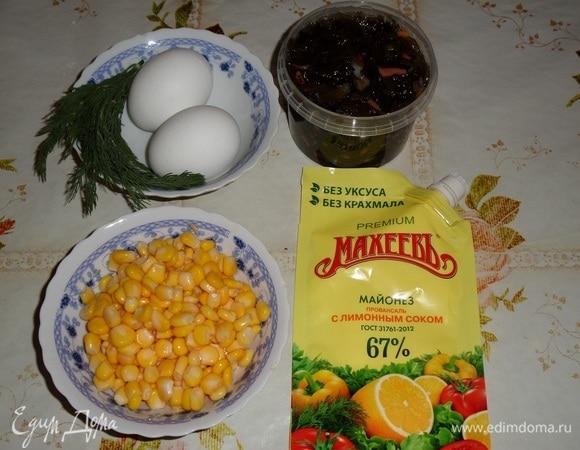 Подготовим продукты. Яйца отвариваем в подсоленной воде, остужаем и очищаем. Консервированную кукурузу и морскую капусту откидываем на дуршлаг.