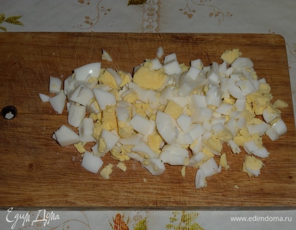 Отварное яйцо нарезаем кубиком. Мелко нарезаем зелень.