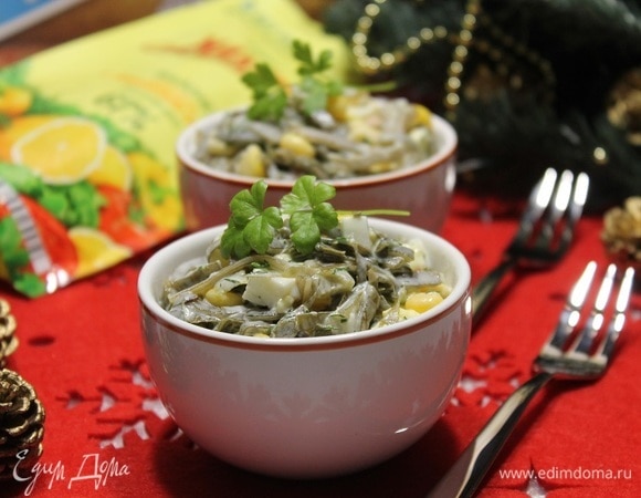 Выкладываем салат. Подаем, украсив зеленью.