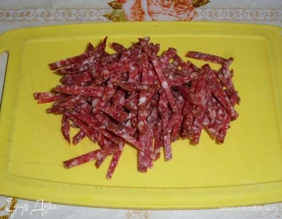 Соломкой нарезаем колбасу.