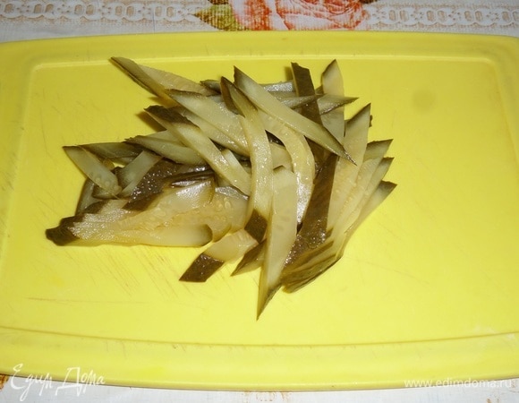 Соломкой нарезаем маринованные огурцы.