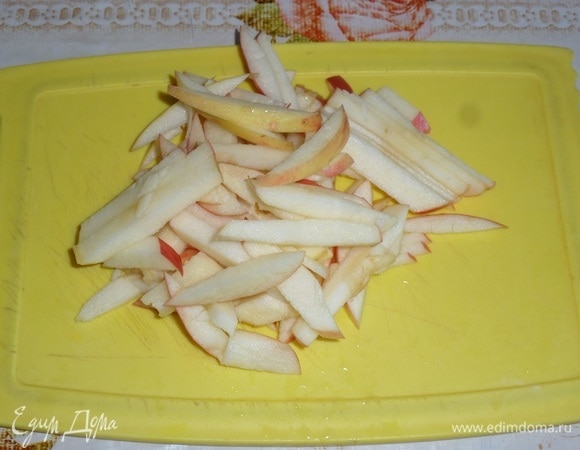 Соломкой нарезаем яблоко.