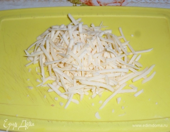 Сыр трем на крупной терке.