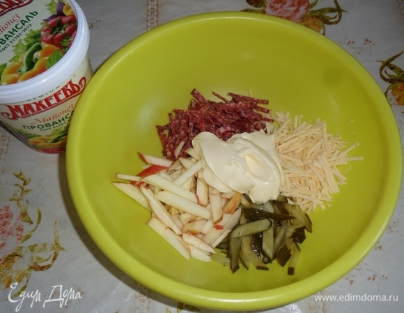 Выкладываем нарезанные ингредиенты в чашку. Добавляем майонез ТМ «МахеевЪ».