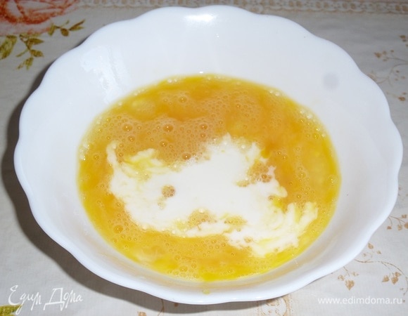 Слегка взбиваем яйца с солью и добавляем молоко. Хорошо взбиваем яично-молочную смесь.